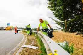 un groupe de personnes nettoyant le bord d'une route